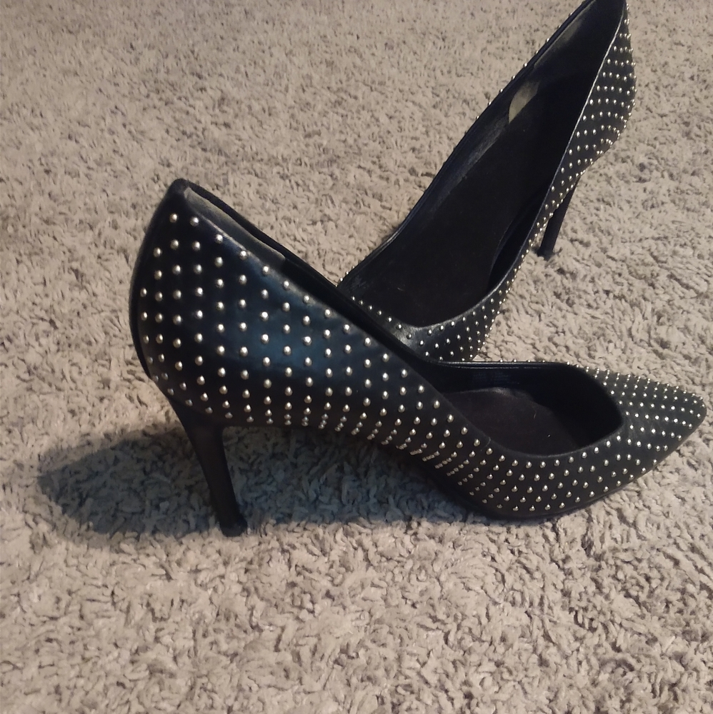 Kenneth Cole 7.5 studded pumps